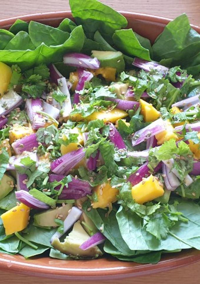 Una foto de Ensalada de espinacas, mango y aguacate