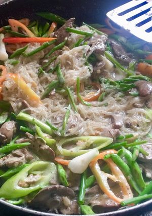 รูปของ วุ้นเส้นผัดตับไก่