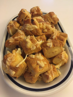 Lilahagymás vajas pogácsa recept fotója