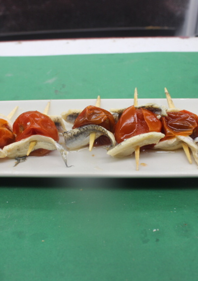 Una foto de Banderillas de cherrys en almíbar con boquerones en vinagre