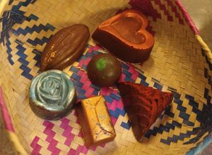 Una foto de ✨🍫Bombones de chocolate rellenos de mole 🍫✨