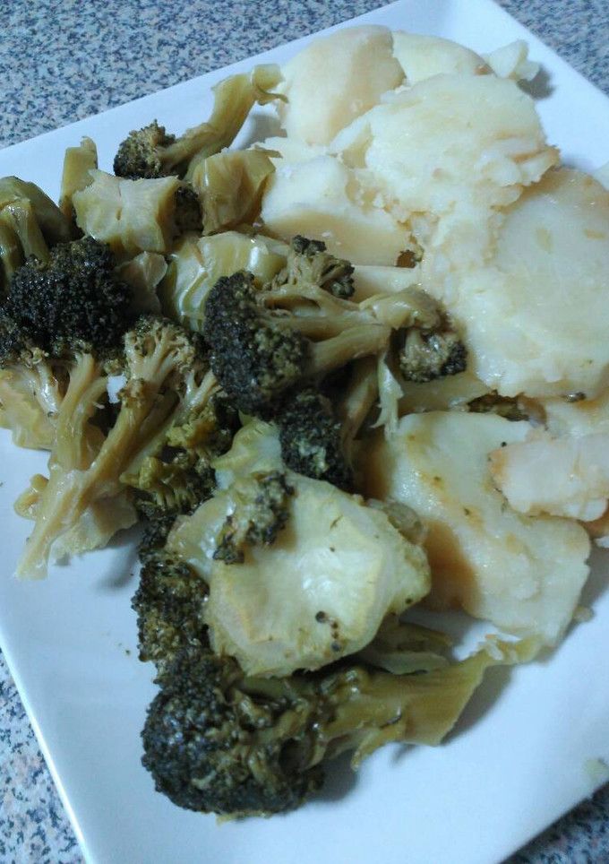 Una foto de Brécol y patatas cocidas con aliño de soja
