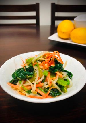 Una foto de Verduras tricolor con Salsa de miso vinagre Japonés SUMISOAE🇺🇾🇯🇵酢味噌和え（三色和え）