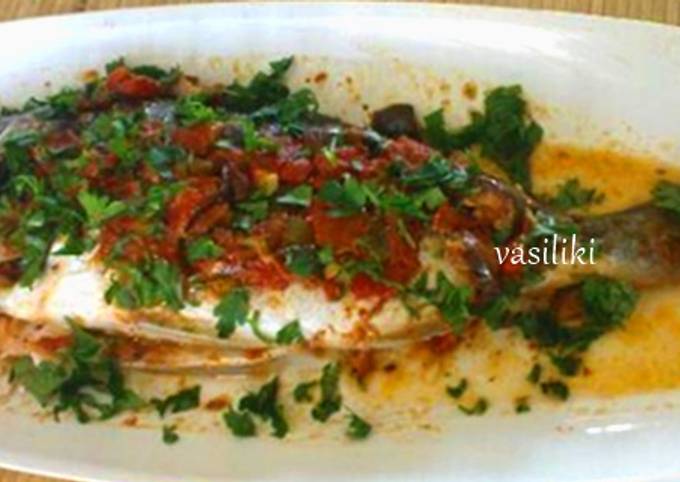 κύρια φωτογραφία συνταγής Ψάρι με πέστο και ντομάτα στη λαδόκολλα