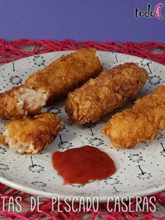 Una foto de Varitas de pescado y ketchup rebozadas con corn flakes