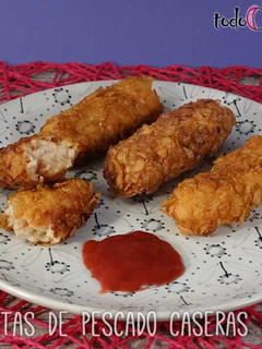 Una foto de Varitas de pescado y ketchup rebozadas con corn flakes