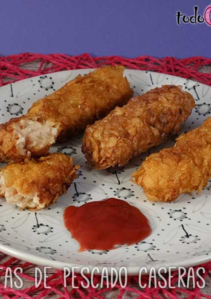 Una foto de Varitas de pescado y ketchup rebozadas con corn flakes