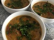 Una foto de pasta con espinaca y cilantro