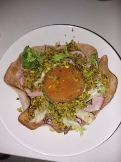Una foto de Mozzarella frita con pesto de pistacho