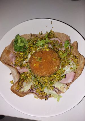 Una foto de Mozzarella frita con pesto de pistacho