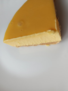 Una foto de Flan de chocolate blanco con galleta