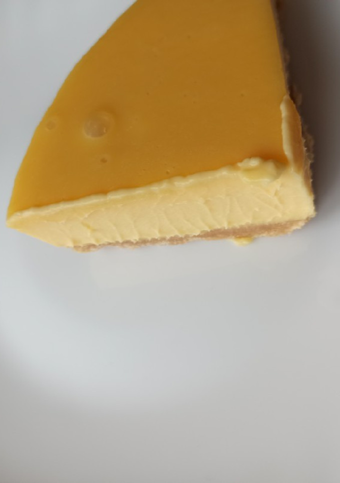 Una foto de Flan de chocolate blanco con galleta