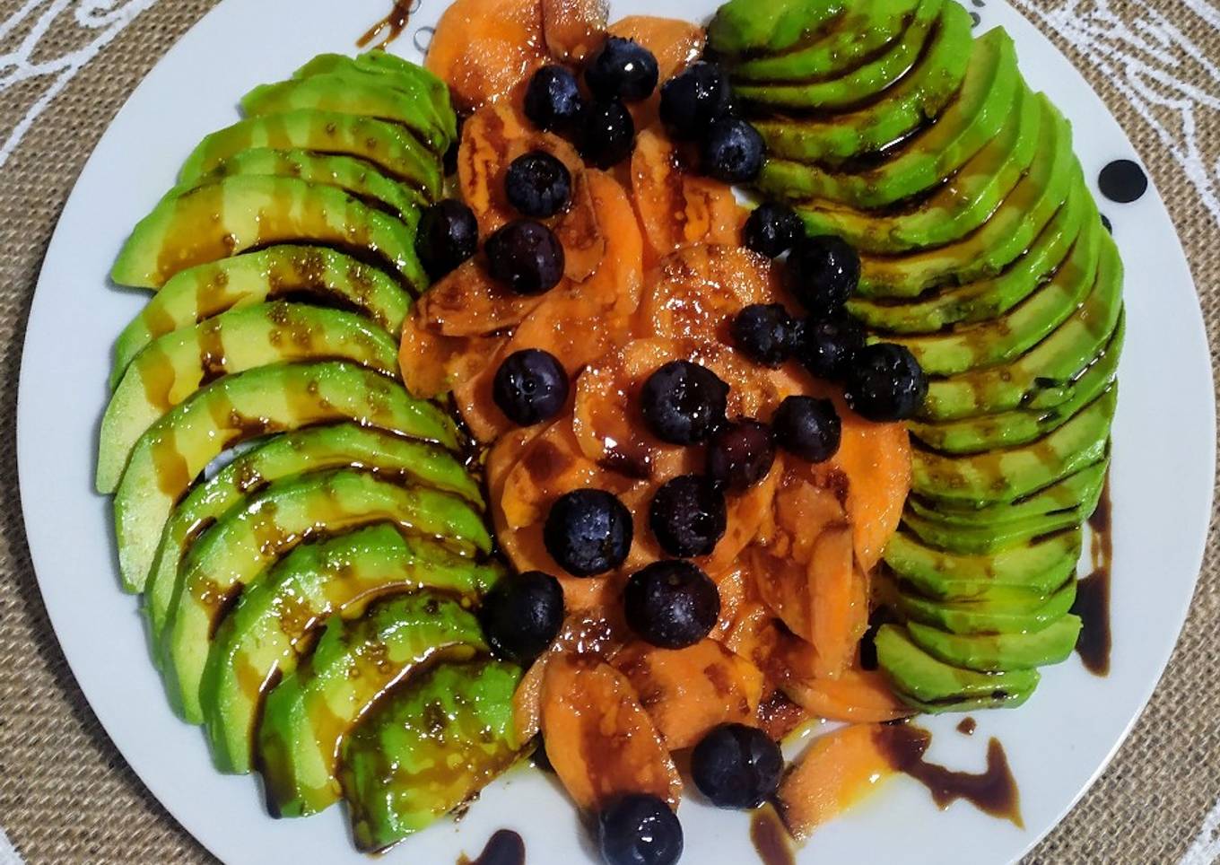 Ensalada de aguacate, zanahoria y arándanos