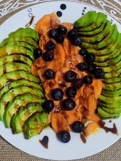 Una foto de Ensalada de aguacate, zanahoria y arándanos