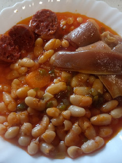 Una foto de ALUBIAS CON OREJA Y CHORIZO EN COOKEO (MOULINEX)