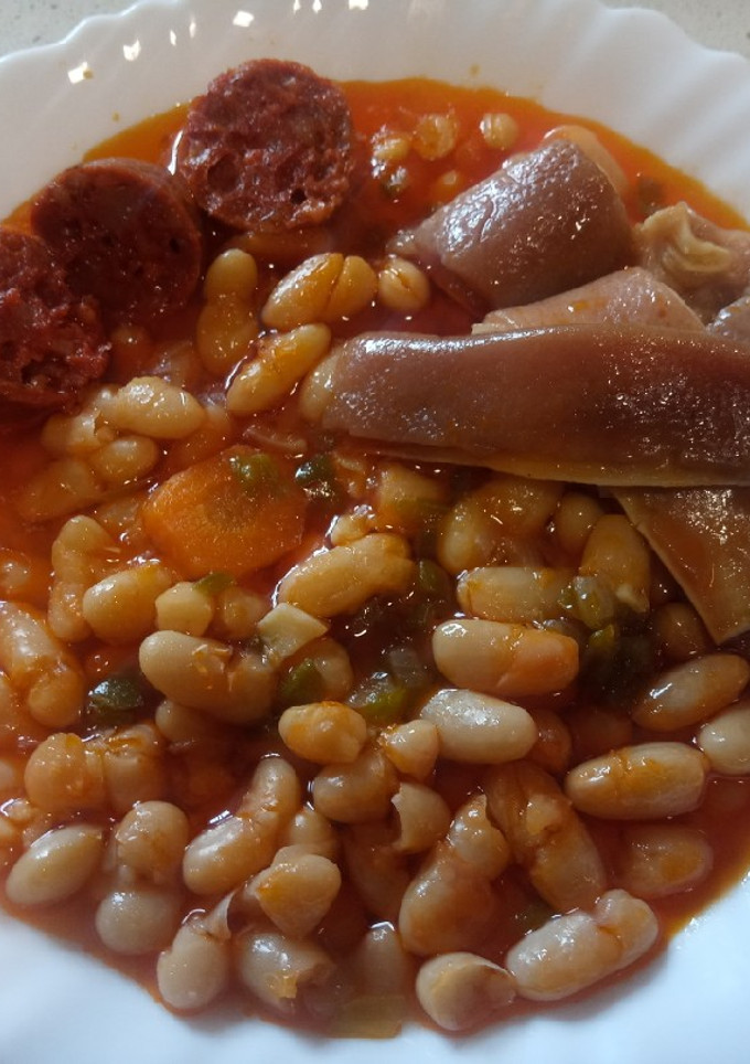 Una foto de ALUBIAS CON OREJA Y CHORIZO EN COOKEO (MOULINEX)