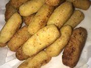 Una foto de croquetas de yuca