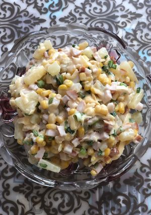 Фото Салат «Каприз» с копчёным окорочком и ананасом.