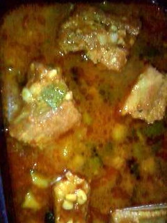 Una foto de Costillas de cerdo en salsa con calabacita y elote