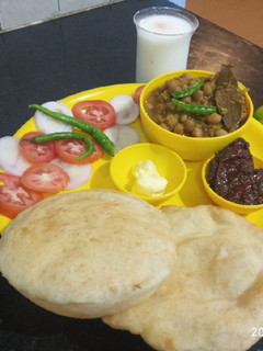 पंजाबी छोले भटूरे (Punjabi Chole Bhature Recipe In Hindi) रेसिपी मुख्य फोटो