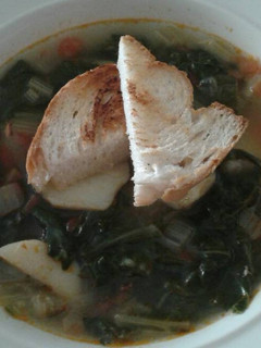 Una foto de Sopa de acelgas con papas