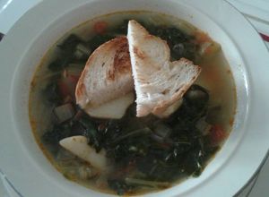 Una foto de Sopa de acelgas con papas