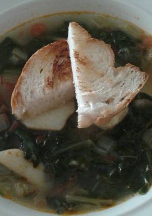 Una foto de Sopa de acelgas con papas