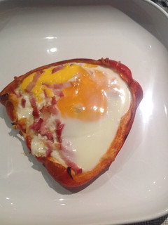 Una foto de Pimiento rojo relleno de beicon, mozarella y huevo