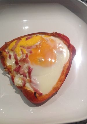 Una foto de Pimiento rojo relleno de beicon, mozarella y huevo