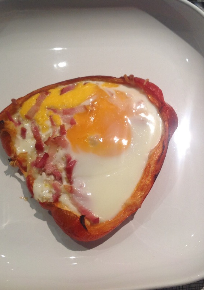 Una foto de Pimiento rojo relleno de beicon, mozarella y huevo