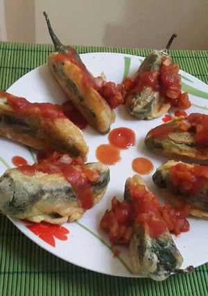 Una foto de Chiles cuaresmeños rellenos de queso