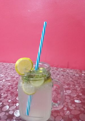 A picture of Lemon mint mojito.