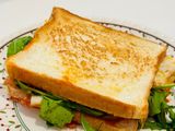 Sandwich kẹp trứng làm gọn trong một chảo 🍳