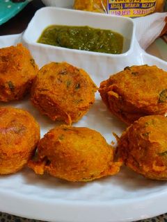आलू वड़ा (aloo vada recipe in Hindi) रेसिपी मुख्य फोटो