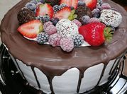 Una foto de bizcocho de moras y chocolate