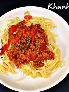 Hình của món Pasta with Bolognese sauce (Mì Ý sốt thịt bò bằm).