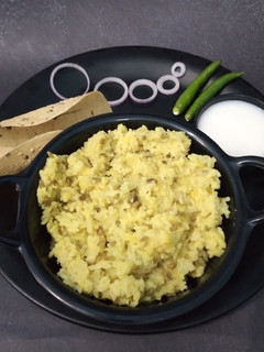 સાદી ખીચડી (Simple Khichdi Recipe In Gujarati) રેસીપી મુખ્ય ફોટો