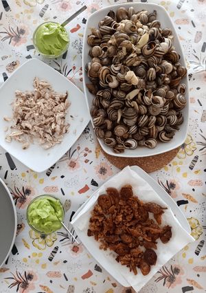 Foto de Caracóis à portuguesa acompanhados de farinheira e cavala de conserva