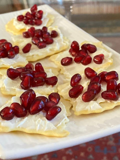 Foto di Crostini con formaggio e melograno