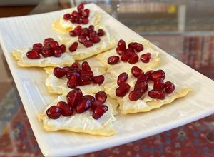 Foto di Crostini con formaggio e melograno