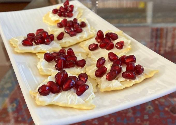 Modo semplice a Preparare Veloce Crostini con formaggio e melograno