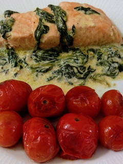 Una foto de Salmón en crema de espinacas y tomatitos cherry asados