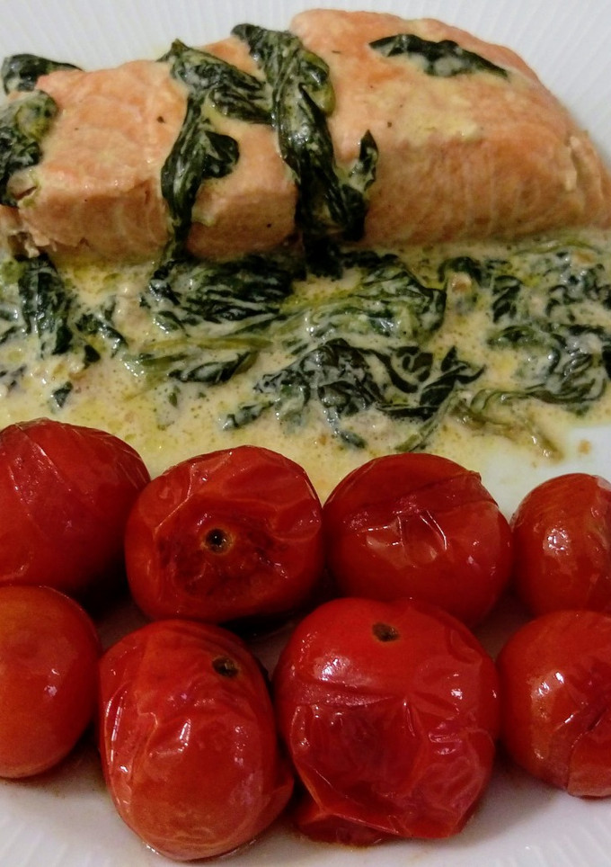 Una foto de Salmón en crema de espinacas y tomatitos cherry asados