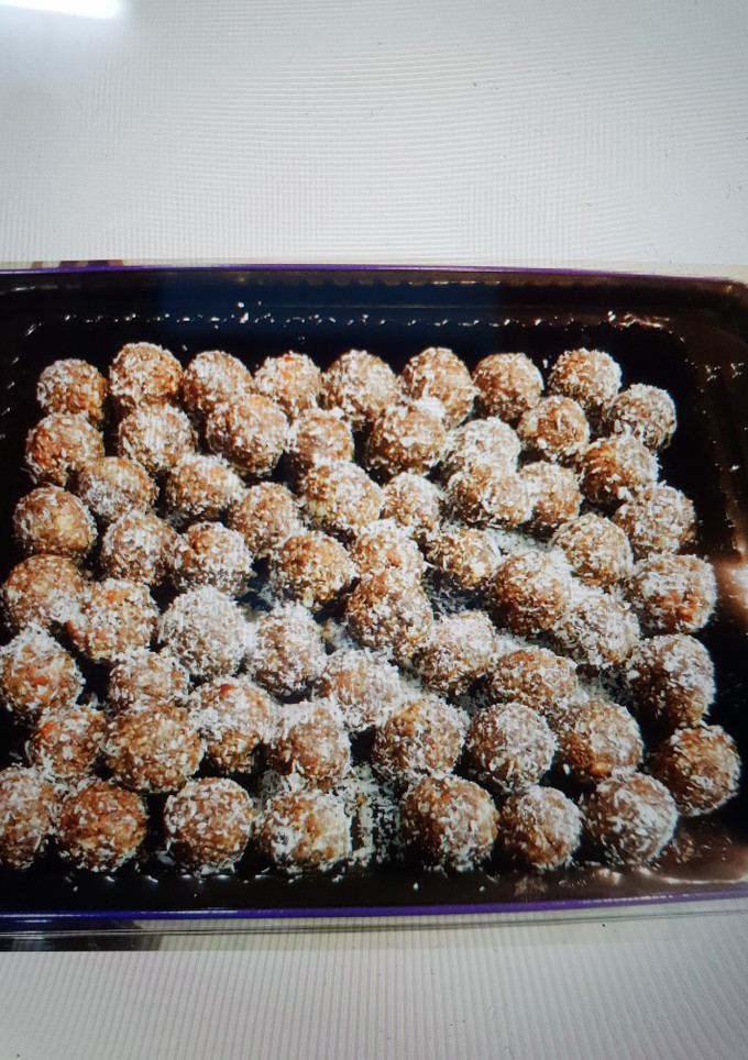 A picture of Dates Surprise Balls recipe - How to make Dates Surprise Balls.