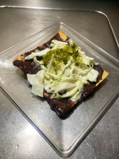 Una foto de Tostadas de frijol 🫘 con col
