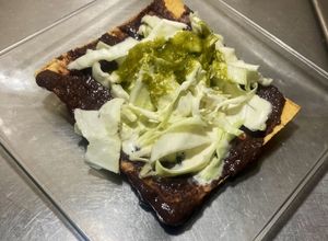Una foto de Tostadas de frijol 🫘 con col