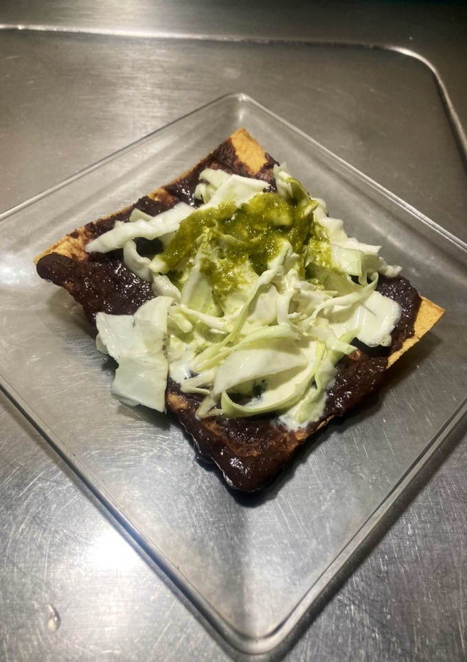 Una foto de Tostadas de frijol 🫘 con col