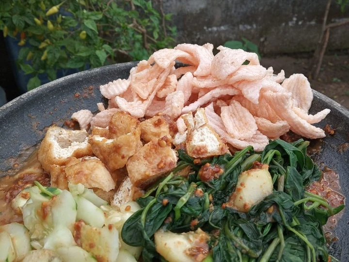 Langkah Gampang Membikin Resep Rujak petis kangkung yang Lezat Anti Ribet, Menggugah Selera