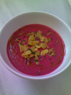Una foto de Salmorejo de manzana y remolacha
