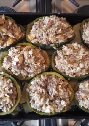 Una foto de Zapallitos rellenos al horno en colchón de papas